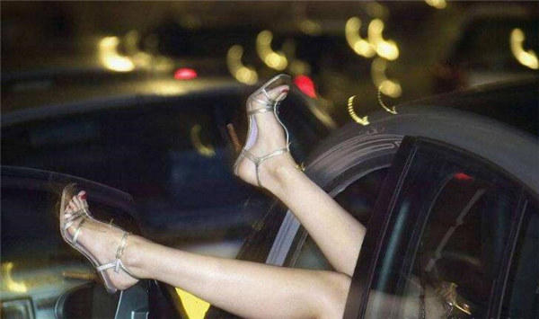 酒吧捡尸很容易，更有人晒捡尸大尺度照片