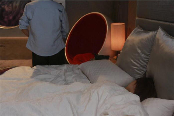 酒吧捡尸很容易，更有人晒捡尸大尺度照片