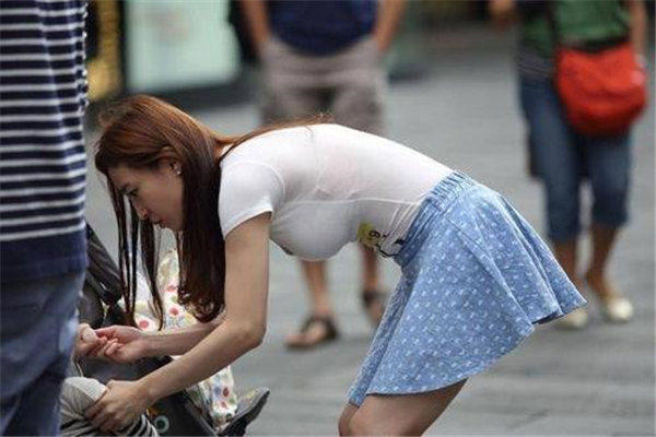 时尚辣妈生完孩子后身材怎么还保持那么好，太馋了