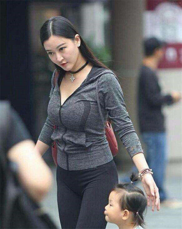 时尚辣妈生完孩子后身材怎么还保持那么好,太馋了