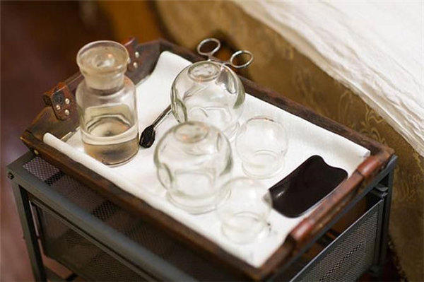 拔罐后身上出现的黑色印子是咋回事？拔罐还是蛮多好处的