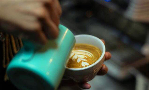星巴克的拿铁是不加糖的，别到时候尴尬了