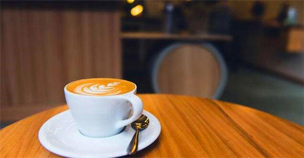 星巴克的拿铁是不加糖的,别到时候尴尬了