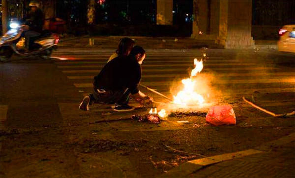 为什么晚上有人在马路路口烧纸？老人说出真相，原来这么多讲究