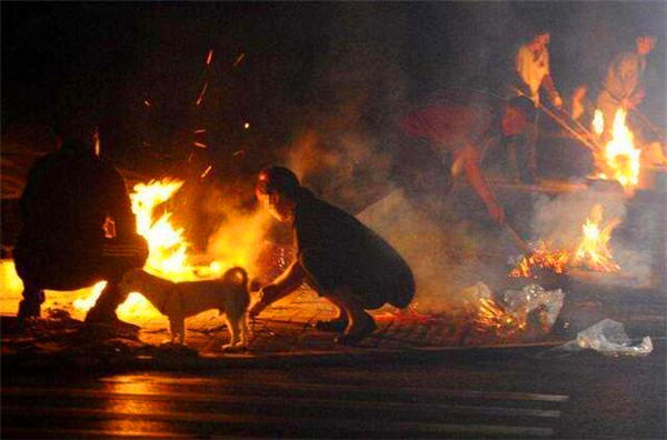 为什么晚上有人在马路路口烧纸？老人说出真相，原来这么多讲究