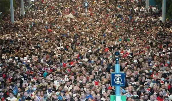 韩国踩踏事件启示(若经历踩踏事件我们怎么自保)