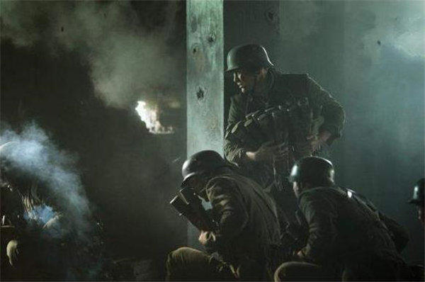 《八佰》电影抱着手榴弹往下跳的剧情为何不直接扔下去？