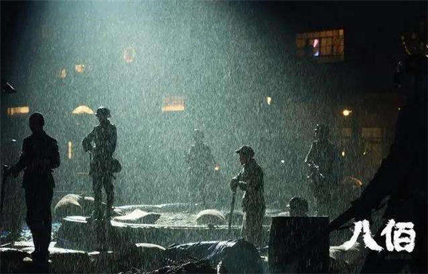 《八佰》电影抱着手榴弹往下跳的剧情为何不直接扔下去？