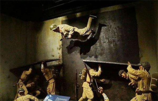 《八佰》电影抱着手榴弹往下跳的剧情为何不直接扔下去？