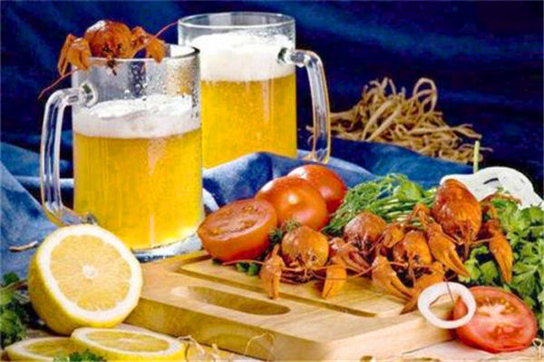 痛风不能喝啤酒那可以喝白酒吗？千万别尝试