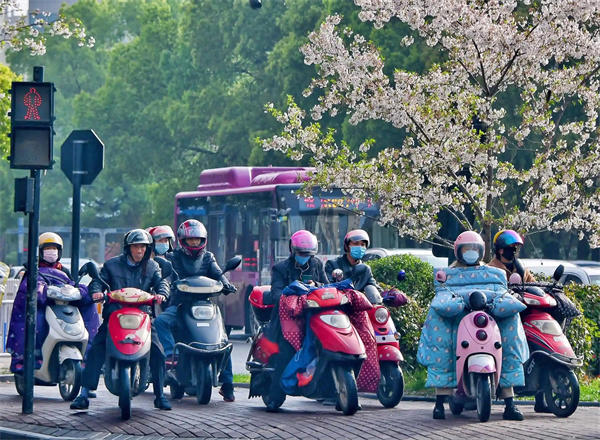 电动车上路条件有新政策规定(老年人出行是个问题)