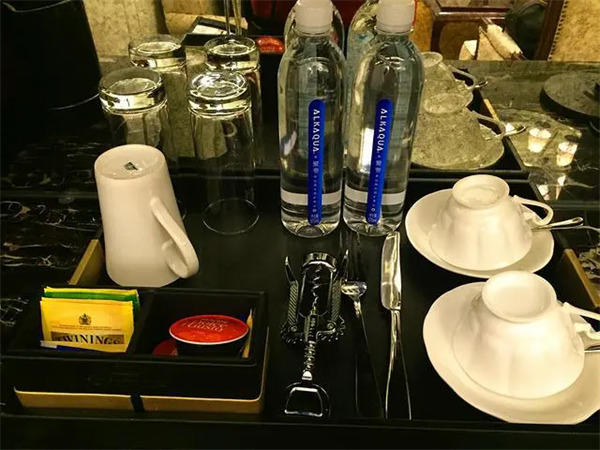 酒店宾馆的矿泉水不要喝是为什么(新闻报道过太多酒店用水了)