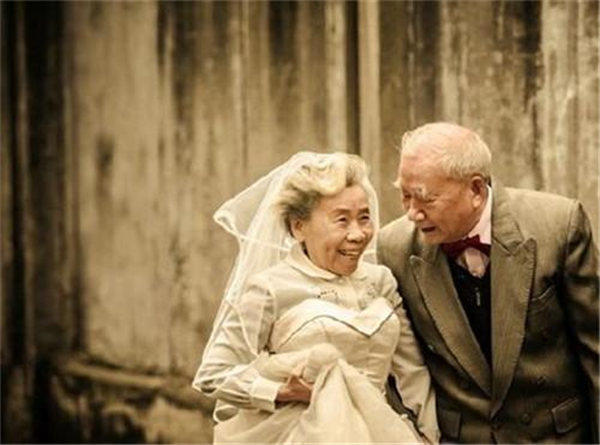 老年人二婚要考虑什么(老年人最好不要二婚)