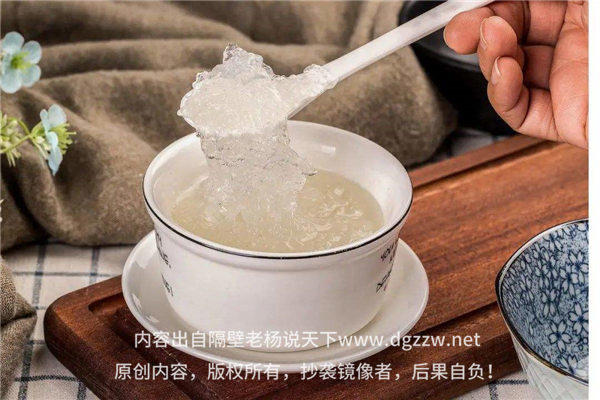 曝光辛巴燕窝事件的抖音女孩遭网暴，还有粉丝说是断其财路如杀人父母