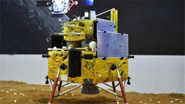 嫦娥五号返回舱的耳朵一个竖起来一个耷拉着是什么原因(幽默解释一下)