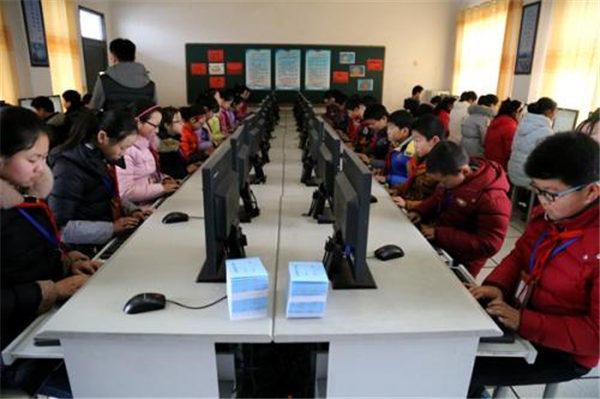 县城学校扩招农村学校缩小(农村教育的困境与出路在哪)