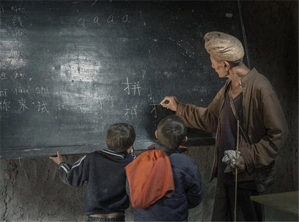 县城学校扩招农村学校缩小(农村教育的困境与出路在哪)