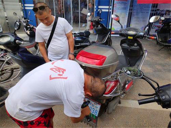 电动车不挂牌有什么影响会受到什么处罚(一定要遵守电动车挂牌的规定)