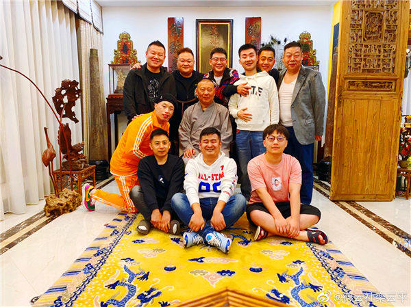 郭德纲家的装修被网友评论不一(关注点在黄龙刺绣地毯和水晶吊灯)