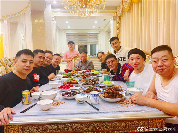 郭德纲家的装修被网友评论不一(关注点在黄龙刺绣地毯和水晶吊灯)