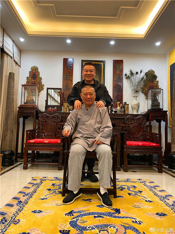 郭德纲家的装修被网友评论不一(关注点在黄龙刺绣地毯和水晶吊灯)