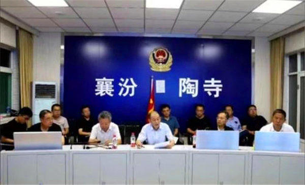 山西老人在饭店过寿房子坍塌，事后下跪道歉！其实他并没有错