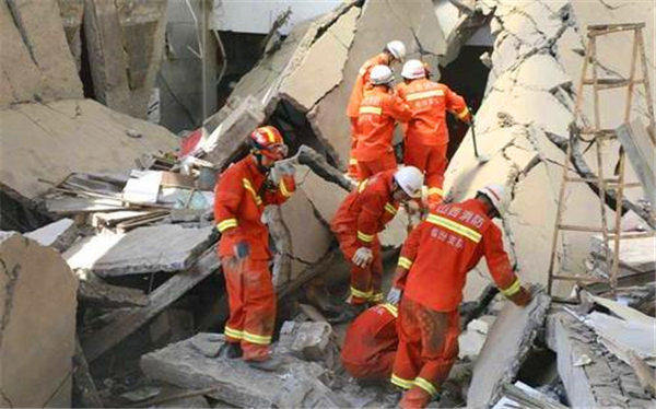 山西老人在饭店过寿房子坍塌，事后下跪道歉！其实他并没有错