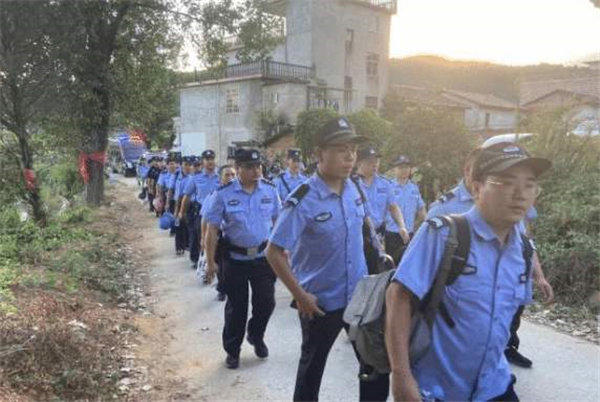 江西杀人犯曾春亮落网时，裤子被扒掉是为什么？