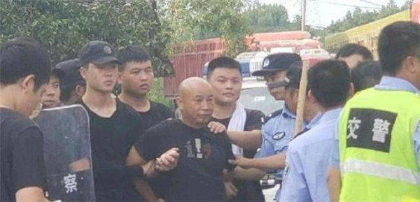 江西杀人犯曾春亮落网时，裤子被扒掉是为什么？