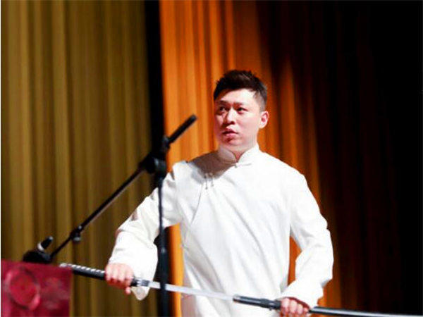 德云社李鹤东是社会人吗？为什么叫他社会东