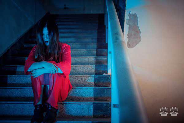 为什么晚上不能照镜子 科学解释原来也很诡异