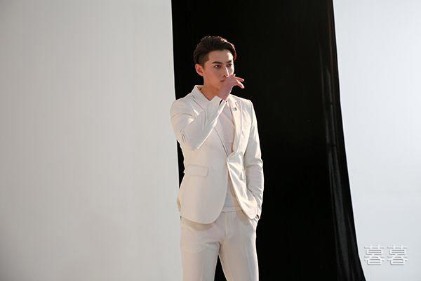 水瓶男心里有你的表现 朋友聚会经常提起你