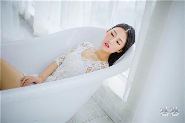 男同事对你有好感表现 他已经暗恋你很久了