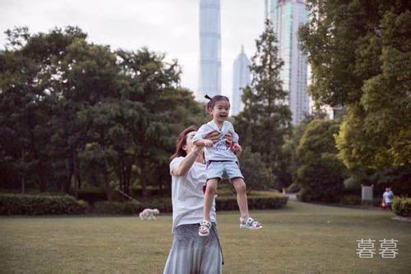 怎么看待戚薇教育女儿的方式 这种成人化理念真的好吗