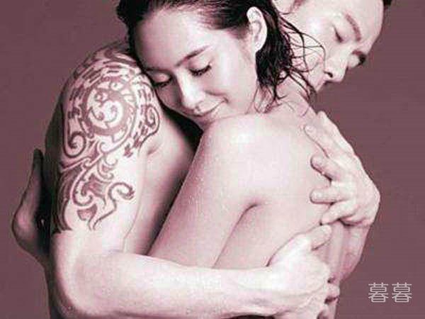 黄贯中能和周星驰比吗 在爱朱茵这方面一目了然