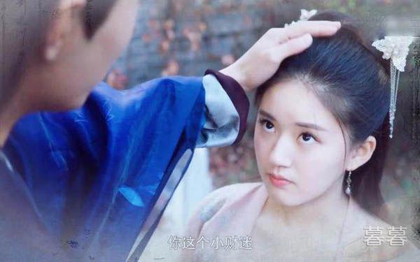 哦我的皇帝陛下王爷喜欢洛菲菲吗 为何被偷看洗澡还不责怪她