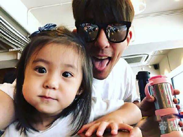 修杰楷贾静雯差几岁 年龄差是不能阻挡两个人相爱的