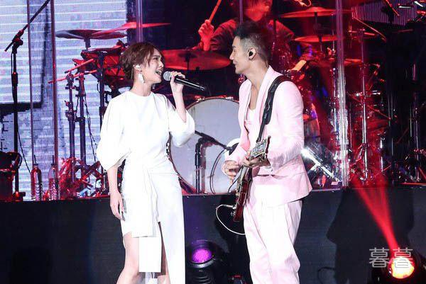 李荣浩演唱会亲杨丞琳怎么回事，两个人简直甜到犯规