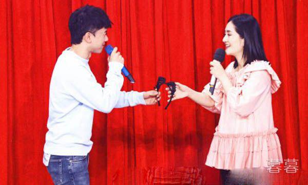 张杰宠溺眼神追随谢娜 这样的爱不容置疑