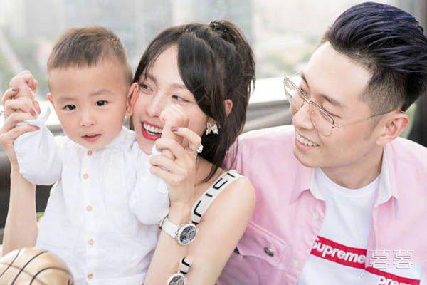 张嘉倪买超怎么认识的 一见钟情的甜蜜生活