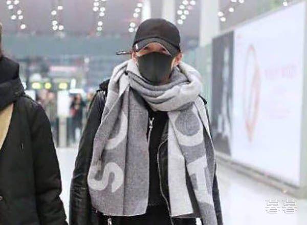 关晓彤鹿晗秀恩爱微博 甜蜜低调戴情侣围巾