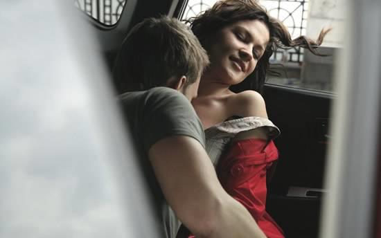 女生哪些表现是愿意让你睡 这些暗示不要错过！