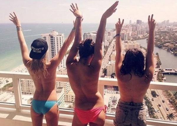 男人可以打赤膊，女人为什么就不能袒胸？