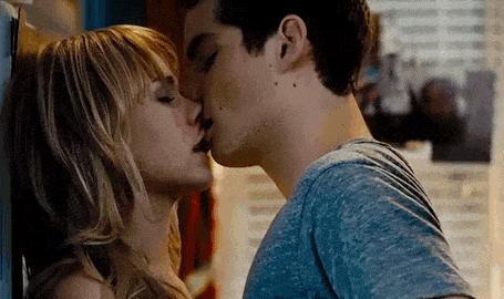 如何将伴侣撩得心酥腿软？试试这10种接吻方式