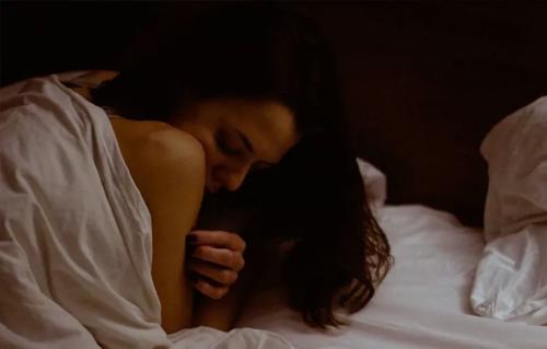 95%的女生曾偷偷自慰:女性自我愉悦可耻吗?
