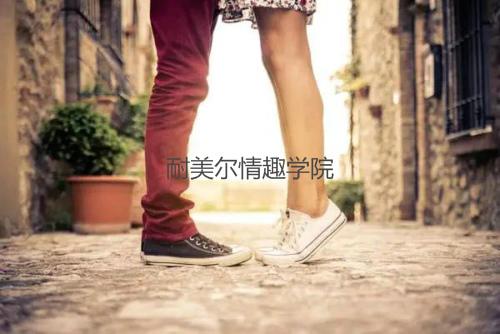 接吻时,为啥总有人喜欢动手动脚?还情不自禁闭眼