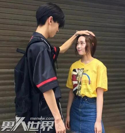 男生对女生有爱意的身体接触 男生的这些举动是喜欢你