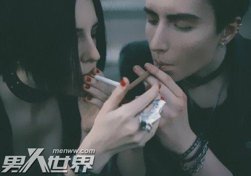 一个男人想睡你的暗示 男人哪些行为代表他想睡你