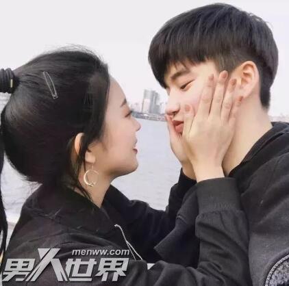 男生接吻时手不老实的人怎么样 能从接吻看一个人的人品吗