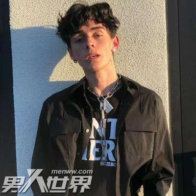 为啥男人都喜欢亲脖子 男人吻女人脖子是什么意思